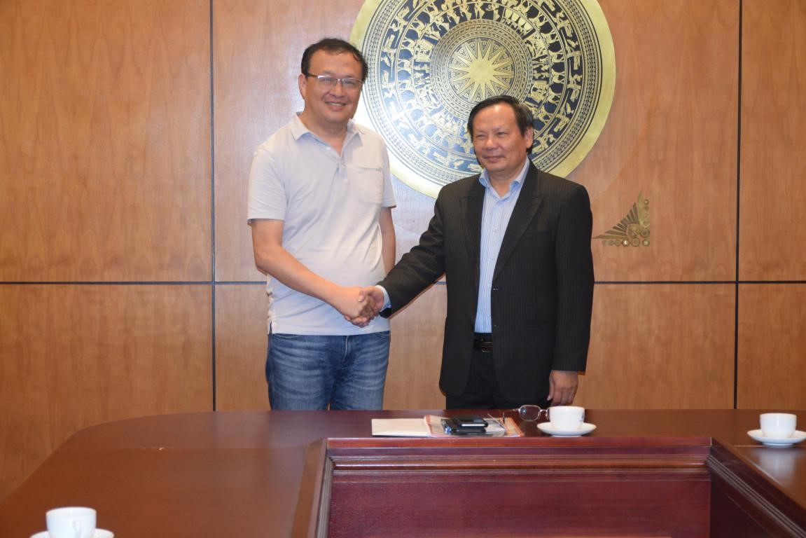越南国家旅游总局局长阮文俊Nguyen Van Tuan与意博集团董事长何侃亲切握手